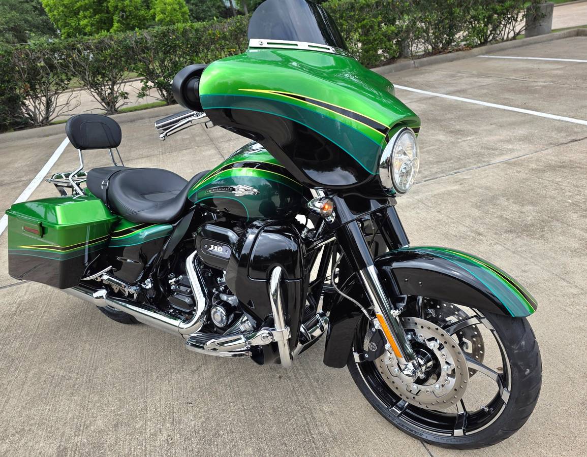 Green 2011 Harley-Davidson CVO Street Glide - Image 2
