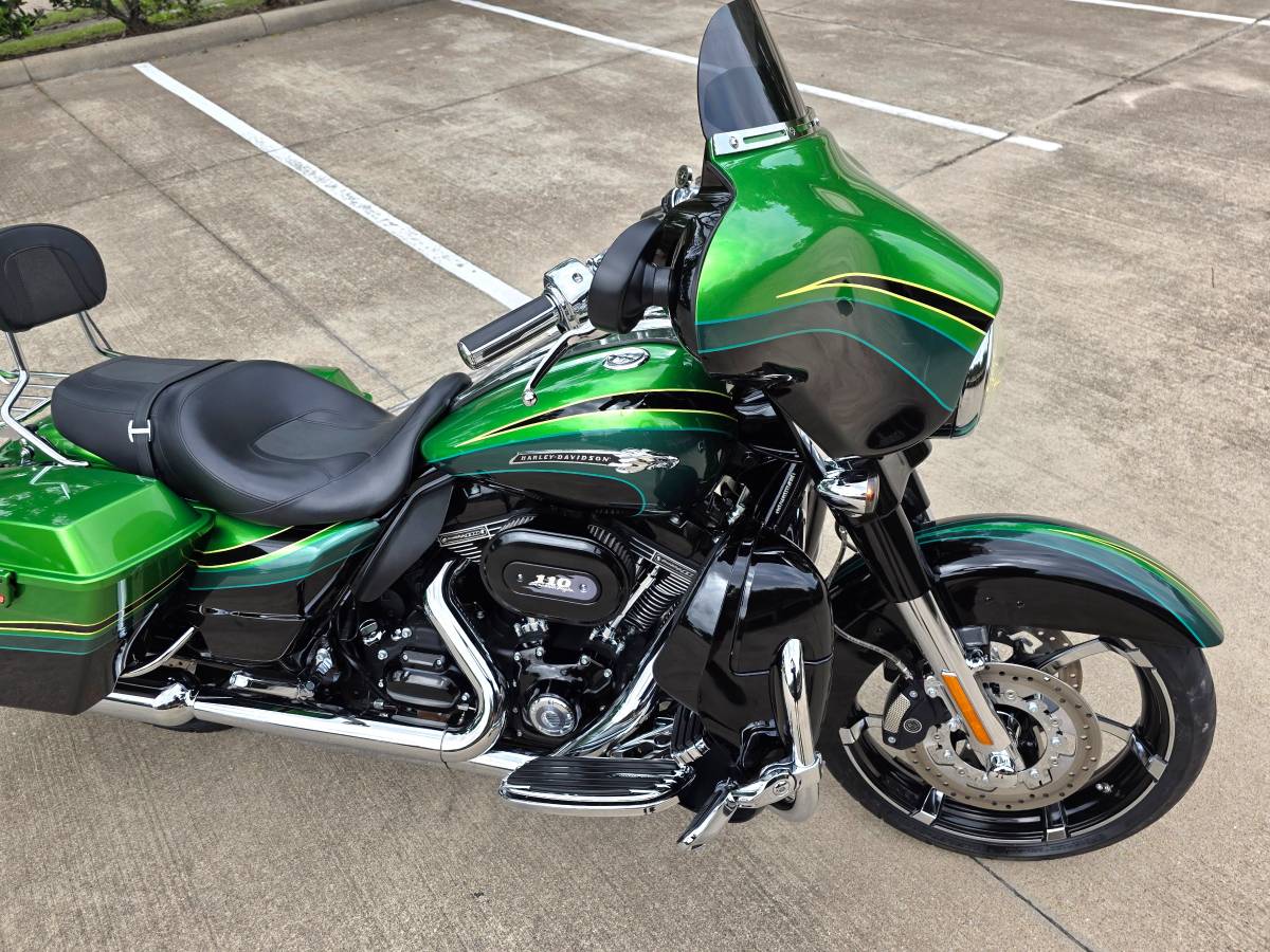 Green 2011 Harley-Davidson CVO Street Glide - Image 4