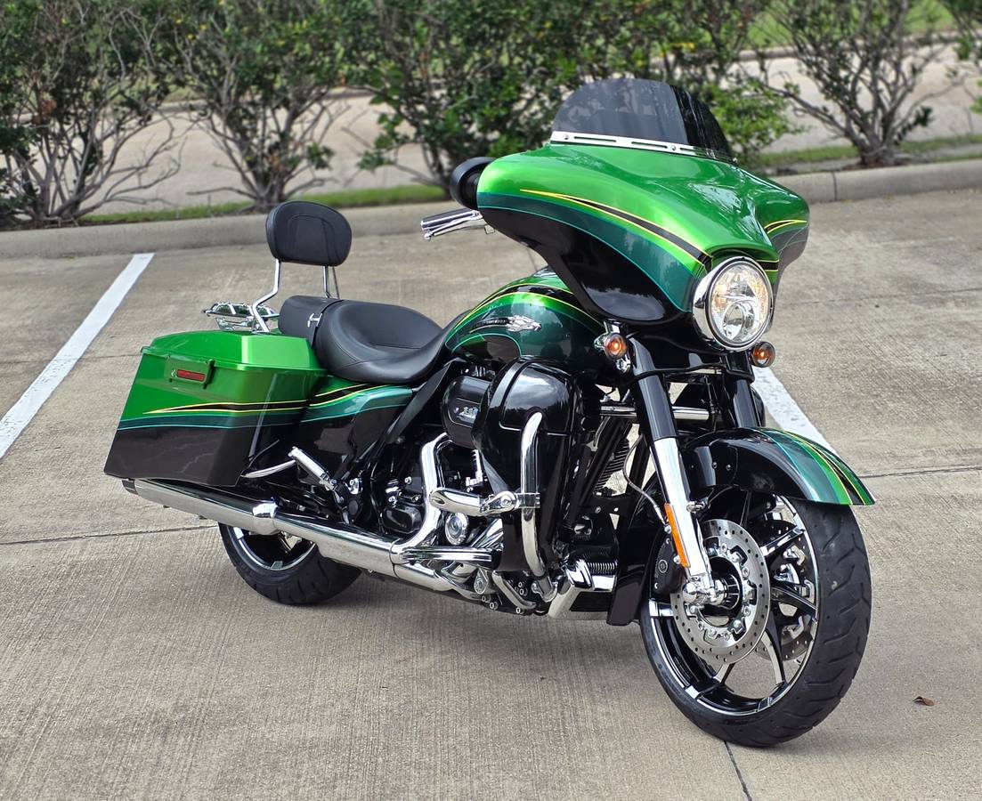 Green 2011 Harley-Davidson CVO Street Glide - Image 6