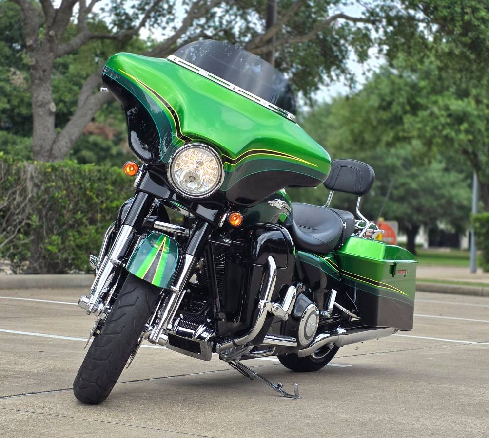 Green 2011 Harley-Davidson CVO Street Glide - Image 7