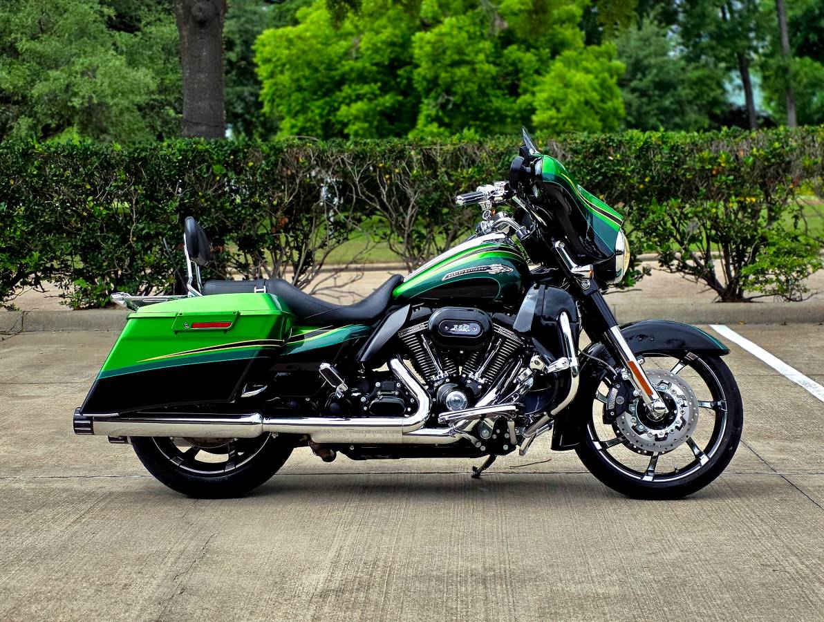 Green 2011 Harley-Davidson CVO Street Glide