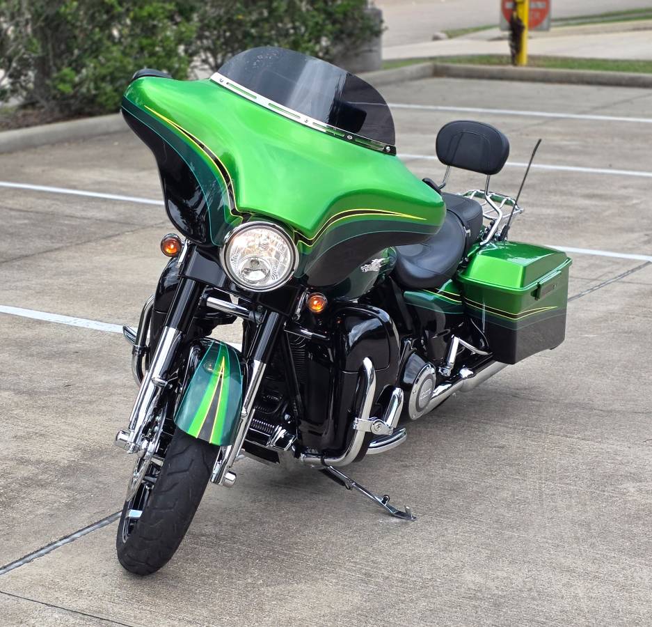 Green 2011 Harley-Davidson CVO Street Glide - Image 8